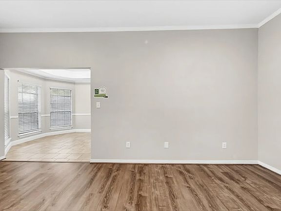 3rd image of 323 Bowie St