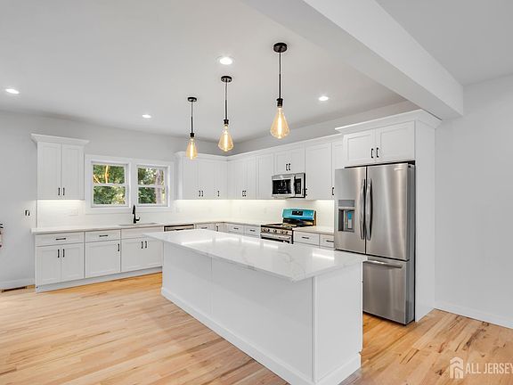 5th image of 709 Plainfield Ave