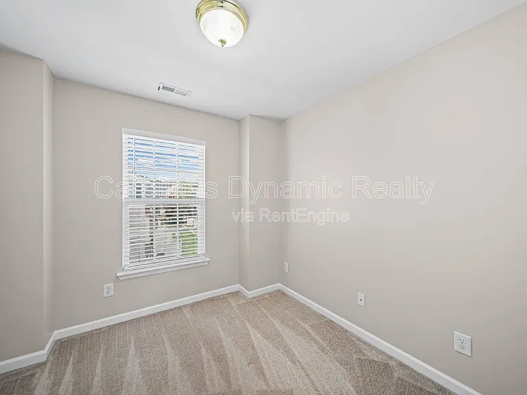 1526 Royal Auburn Ave — Photo 24