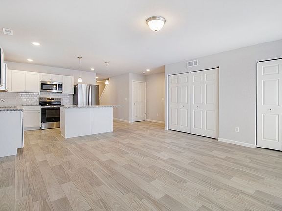 3rd image of 910 S Dora Ln