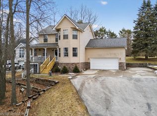 10129 Walnut Shores Dr, Fenton, MI 48430