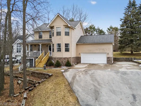 10129 Walnut Shores Dr, Fenton, MI 48430