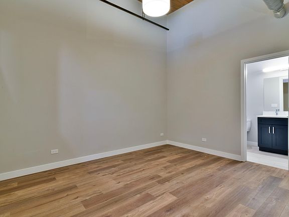 5th image of 11 E Illinois St #601