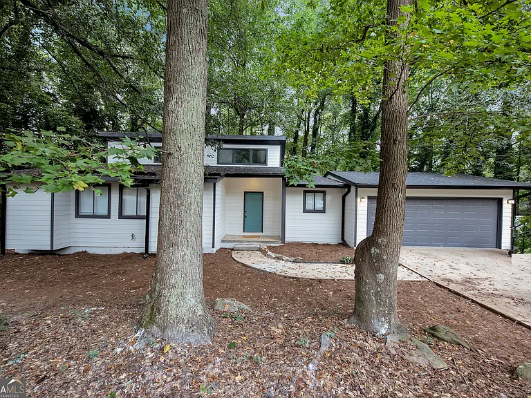 85 Wilhelmina Dr — Photo 3