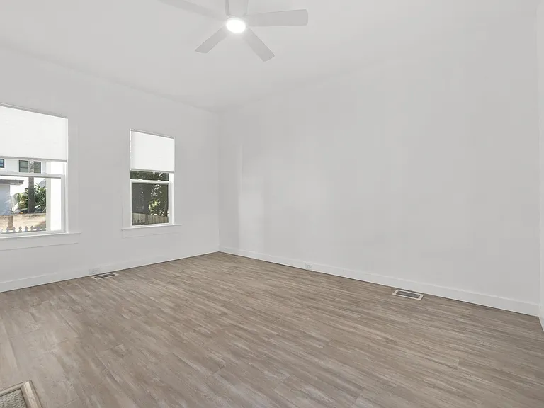 348 Charlotte St — Photo 11