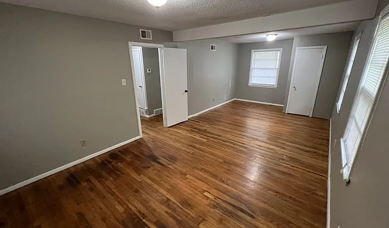 4914 Biscoe Ave — Photo 3