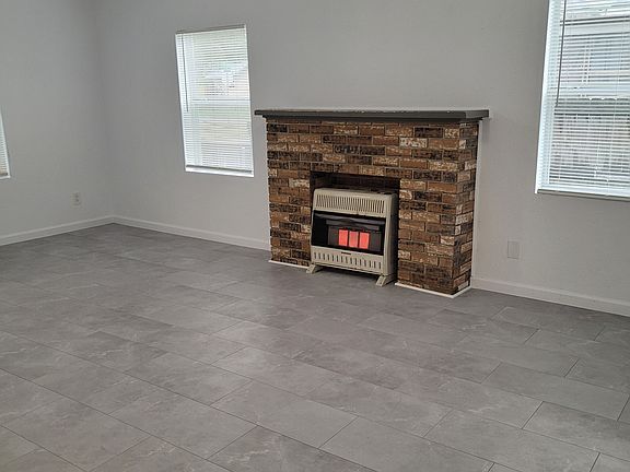 4th image of 1003 Live Oak St