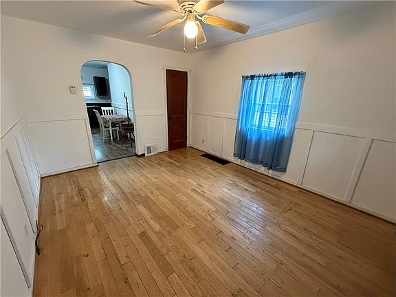 4th image of 405 Washington St