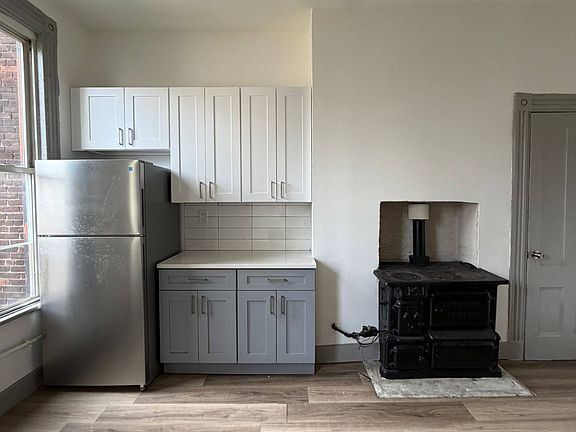 2nd image of 1148 Summit Ave APT 4