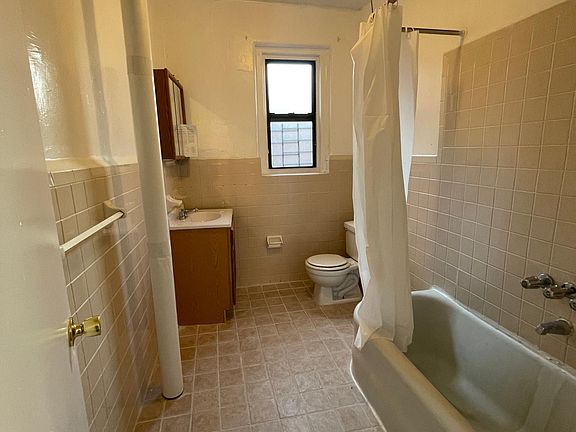 5th image of 143 Roosevelt Ave #4A