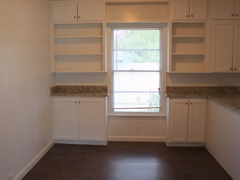 714 Broadmoor Dr — Photo 5