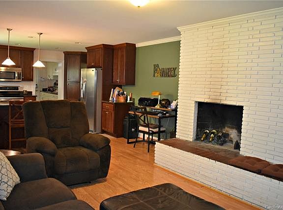 4th image of 220 Dogwood Dr