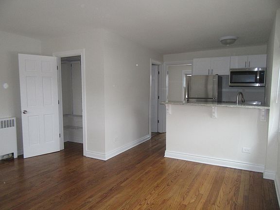 4th image of 1922 W Pratt Blvd APT C1