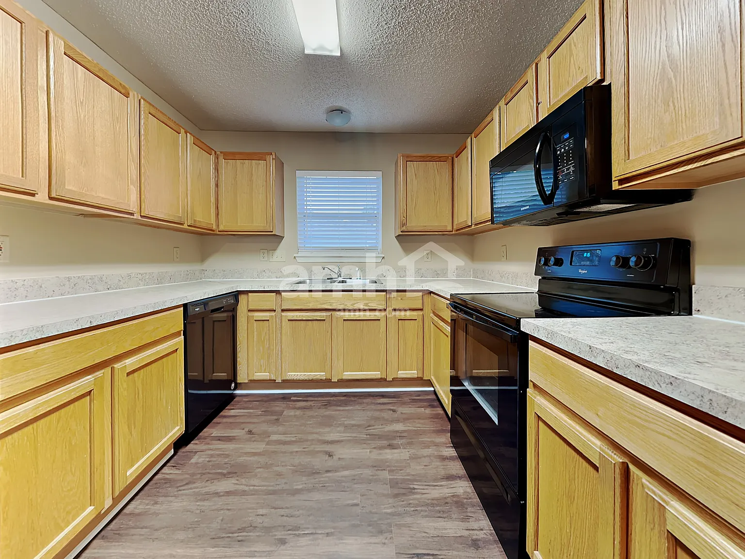 3 bed, 2.0 bath, 1776 sqft, $2,410 — Photo 3