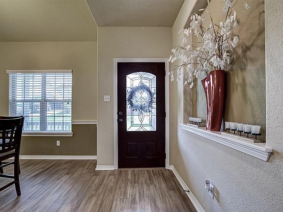 5th image of 147 Cove Cir
