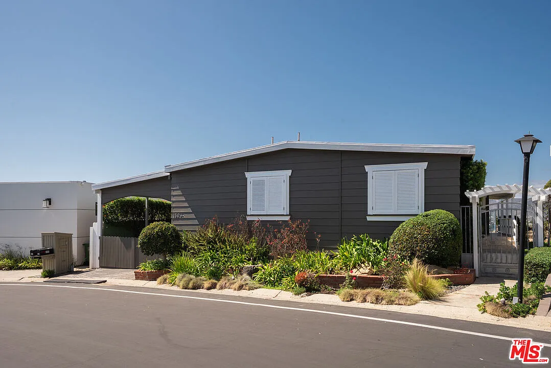 3 bed, 3.0 bath, $12,750 — Photo 2