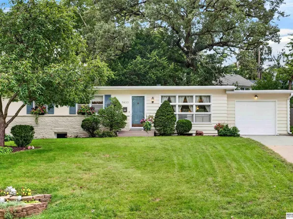 7633 Sunset Dr, Ralston, NE 68127