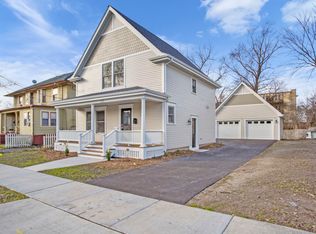 272 N Spring St, Elgin, IL 60120