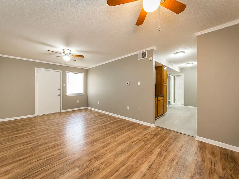 404 N Lincoln St — Photo 3