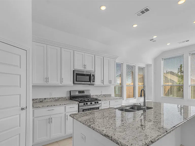 1805 Everglades Dr — Photo 8