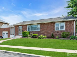 7 Oakwood Pl, North Brunswick, NJ 08902