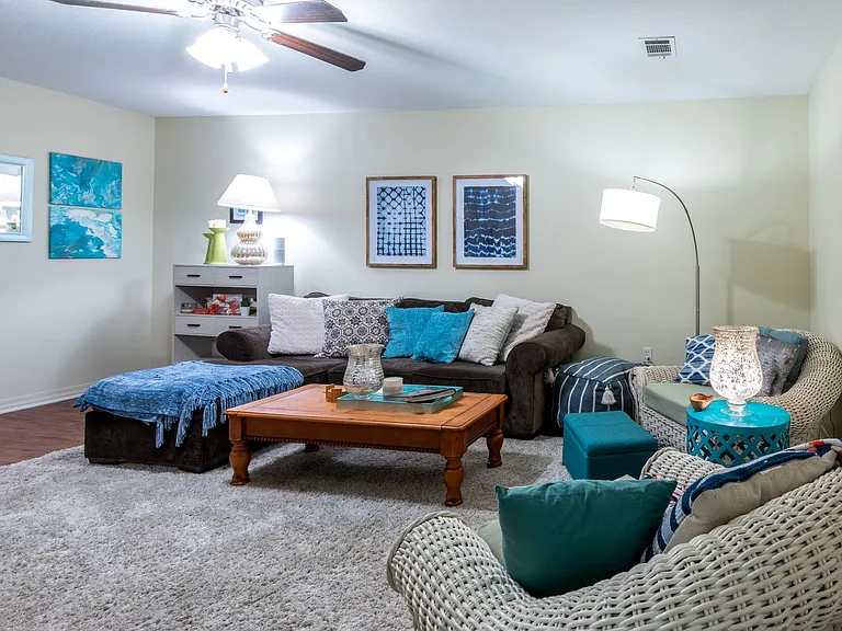 211 Chevy Chase Dr — Photo 25