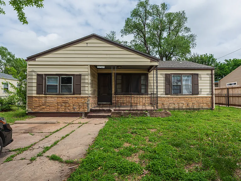 2732 N Grove St — Photo 1