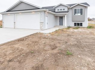 4021 Amari Loop NW, Mandan, ND 58554