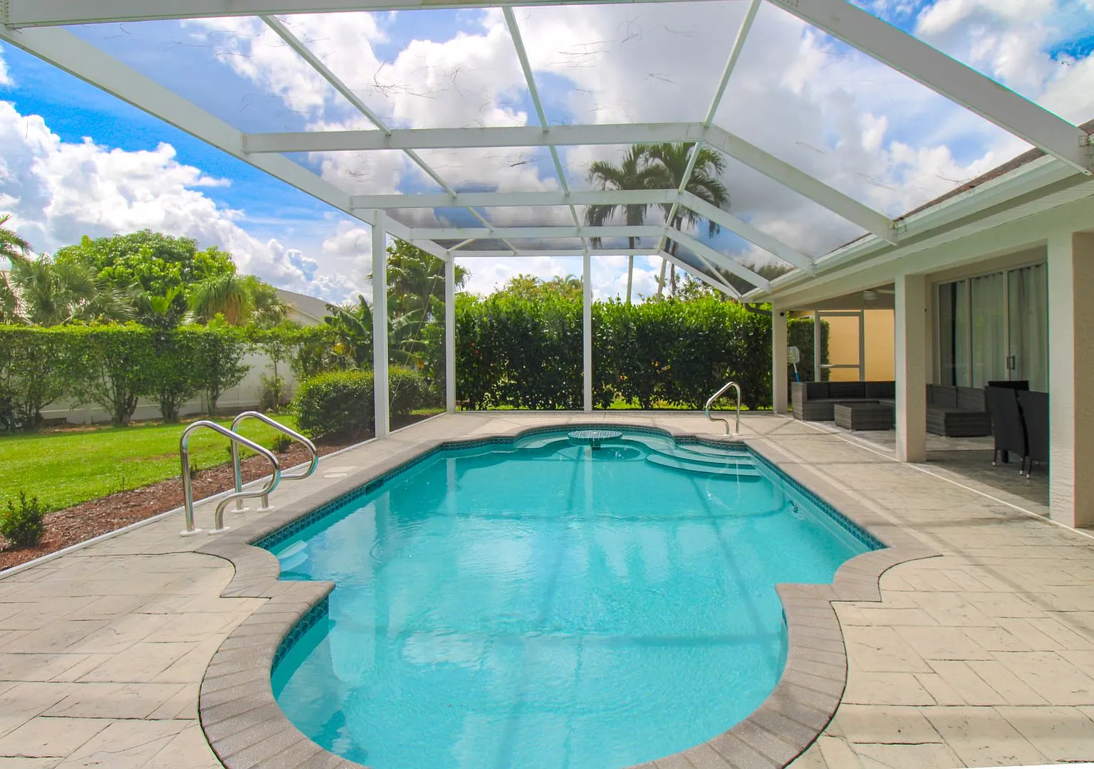 Stunning Lake Front Pool Home Furnished Seasonal Rental — Photo 1
