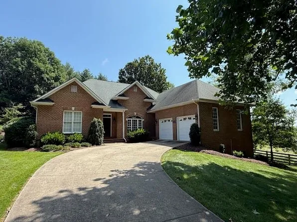 201 Oak Ridge Dr, Staunton, VA 24401