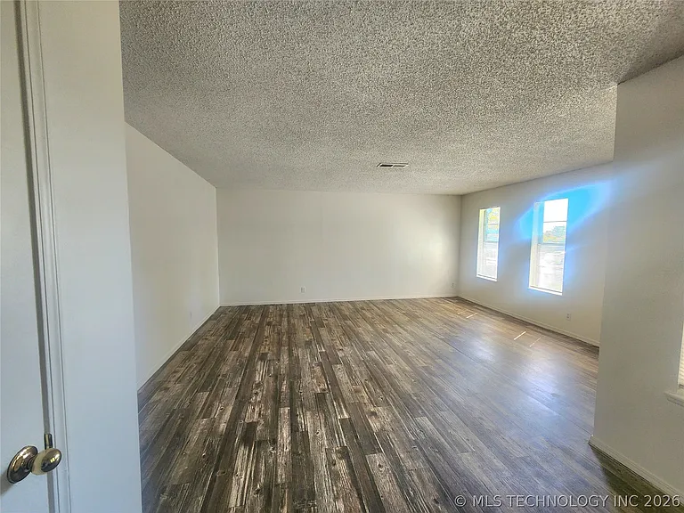 122 W Kent St — Photo 3
