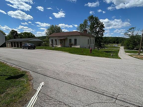 2nd image of 302 3rd St