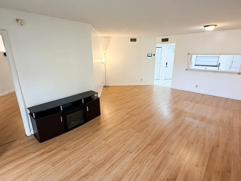6475 W Oakland Park Blvd — Photo 4