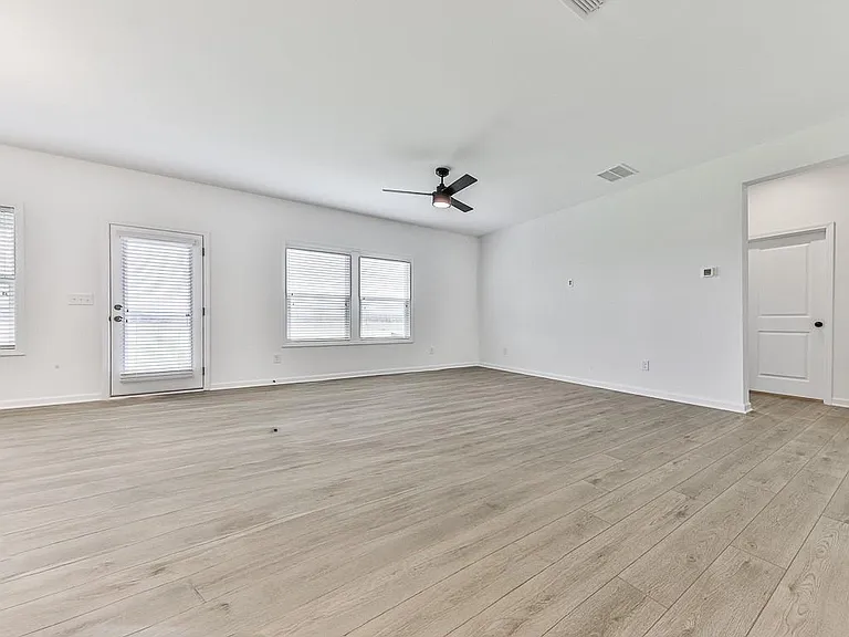 611 Elwick Ln — Photo 7
