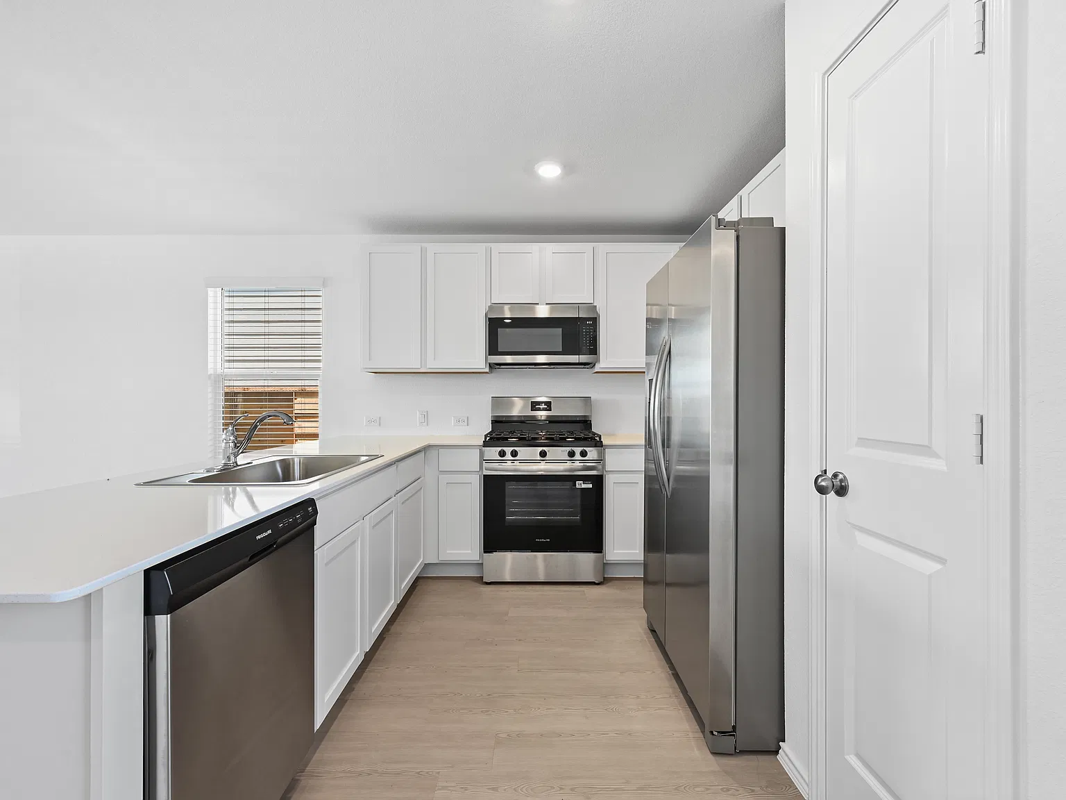 3 bed, 2.5 bath, 1427 sqft, $1,850 — Photo 3
