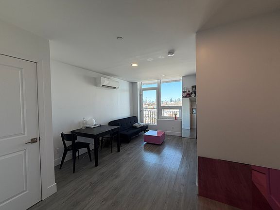 4th image of 1399 Myrtle Ave #4B