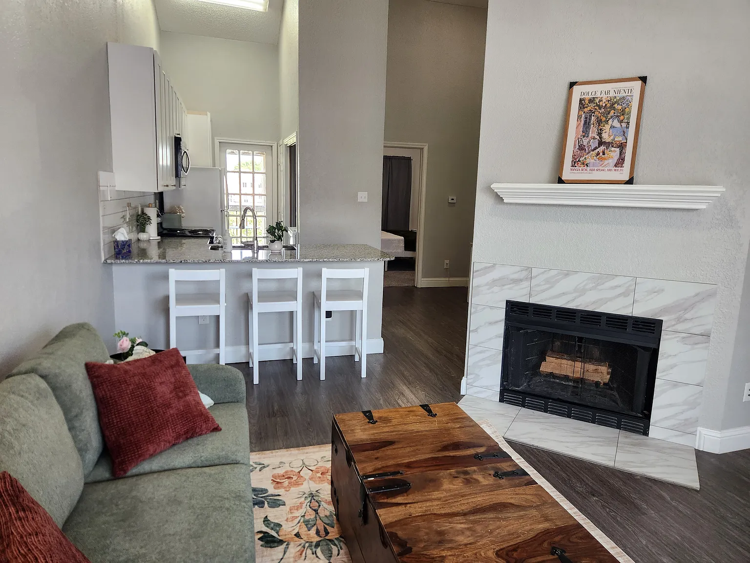 2 bed, 874 sqft, $2,400 — Photo 1