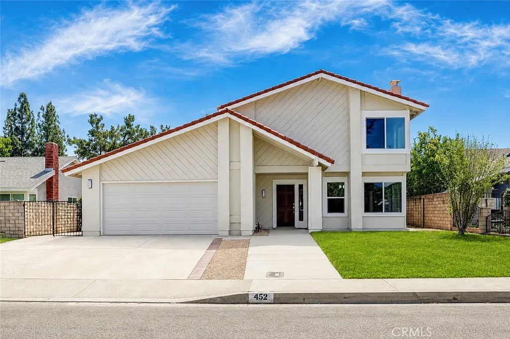 4 bed, 2.5 bath, 2116 sqft, $4,700 — Photo 1