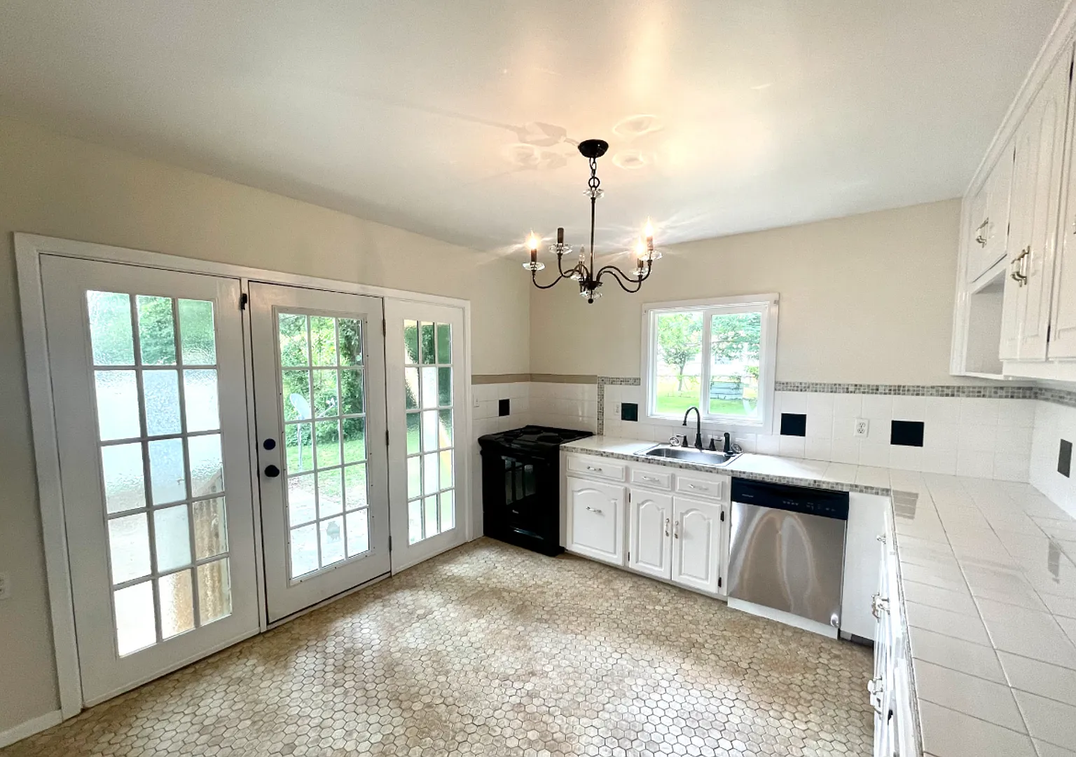 Adorable 3 Bedroom House In Oxford !! — Photo 3