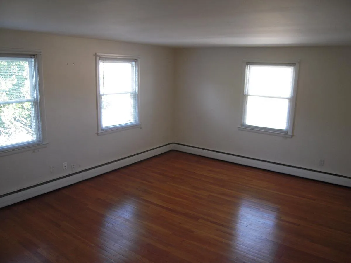 bedroom - 404 Dover Ave #1