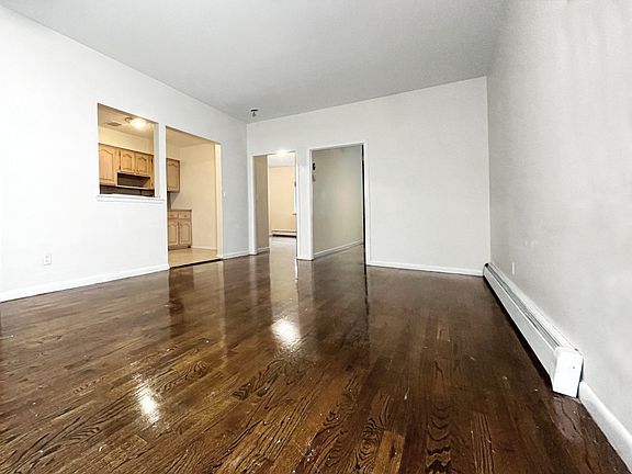 3rd image of 385 Graham Ave APT 1R