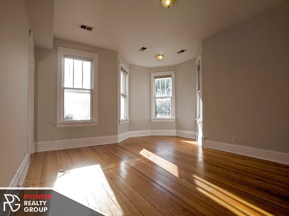 1st image of 3059 N Leavitt St #2F