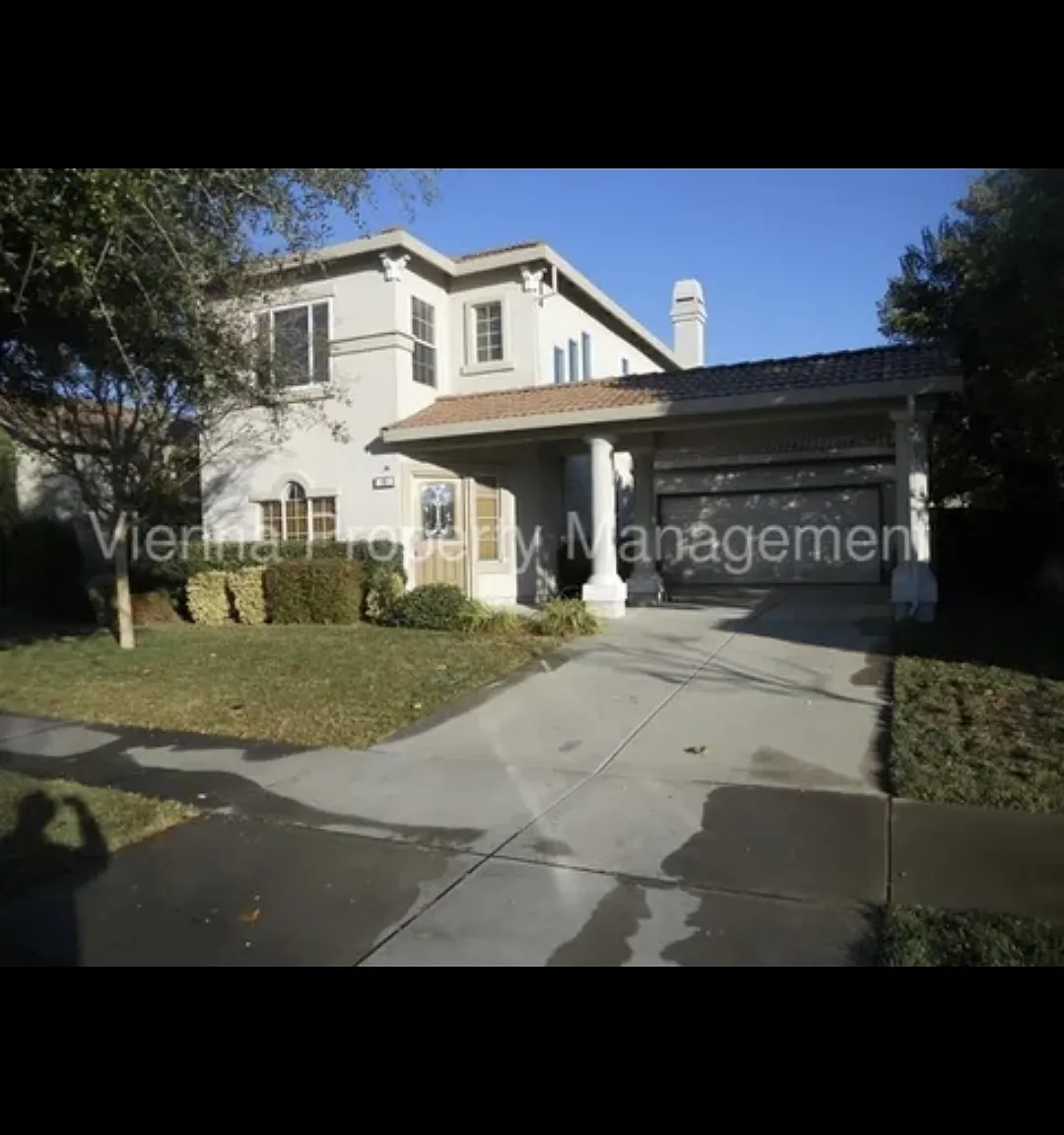 3 bed, 2.5 bath, 1810 sqft, $2,795 — Photo 1
