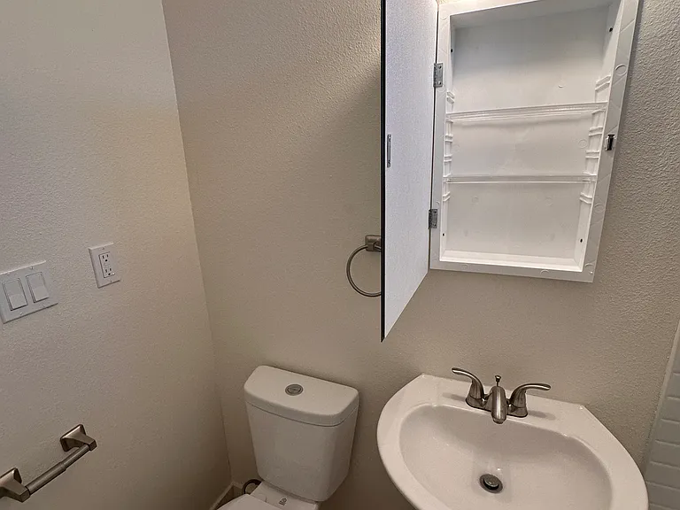 2844 Fairmount Ave — Photo 24