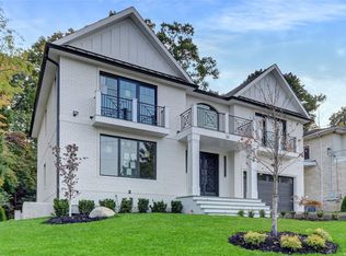 20 Center Dr, Roslyn, NY 11576