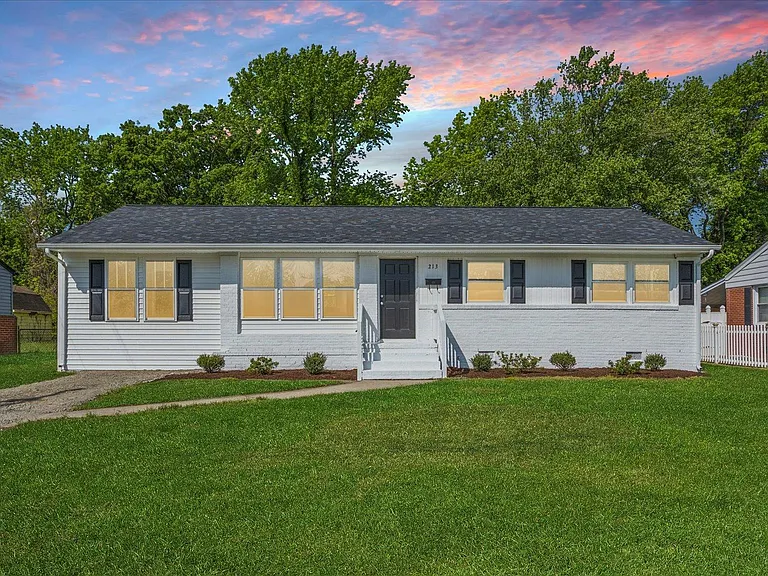 213 Lynnhaven Dr — Photo 1