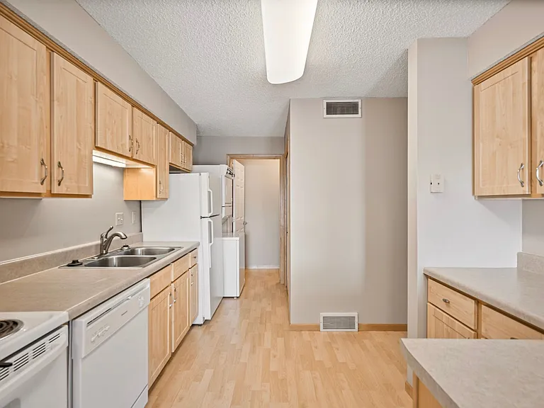 Parkwood Heights Apartments — Photo 3