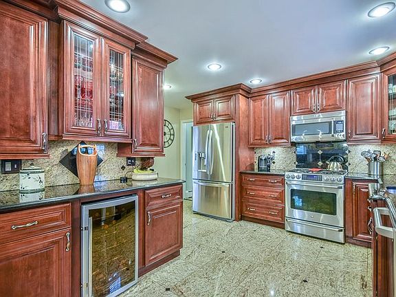 2nd image of 18 Stacey Ln