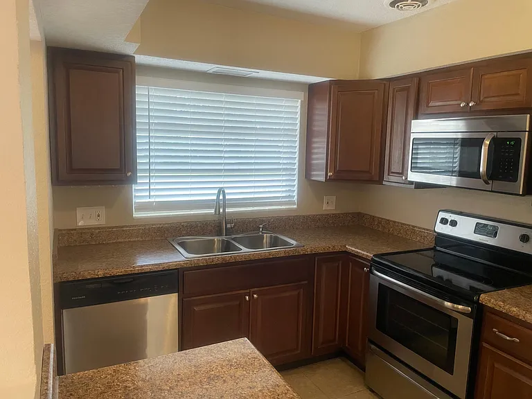 1496 Lakeside Dr — Photo 4