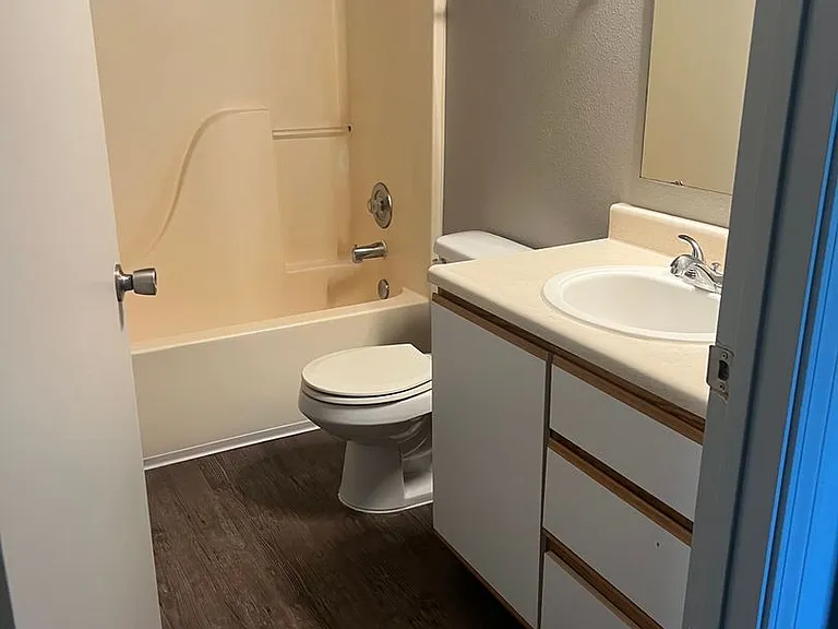Northwest Pointe Apartments — Photo 9